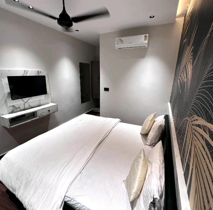 V Love Hotel Surate Exterior foto