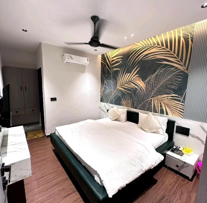 V Love Hotel Surate Exterior foto